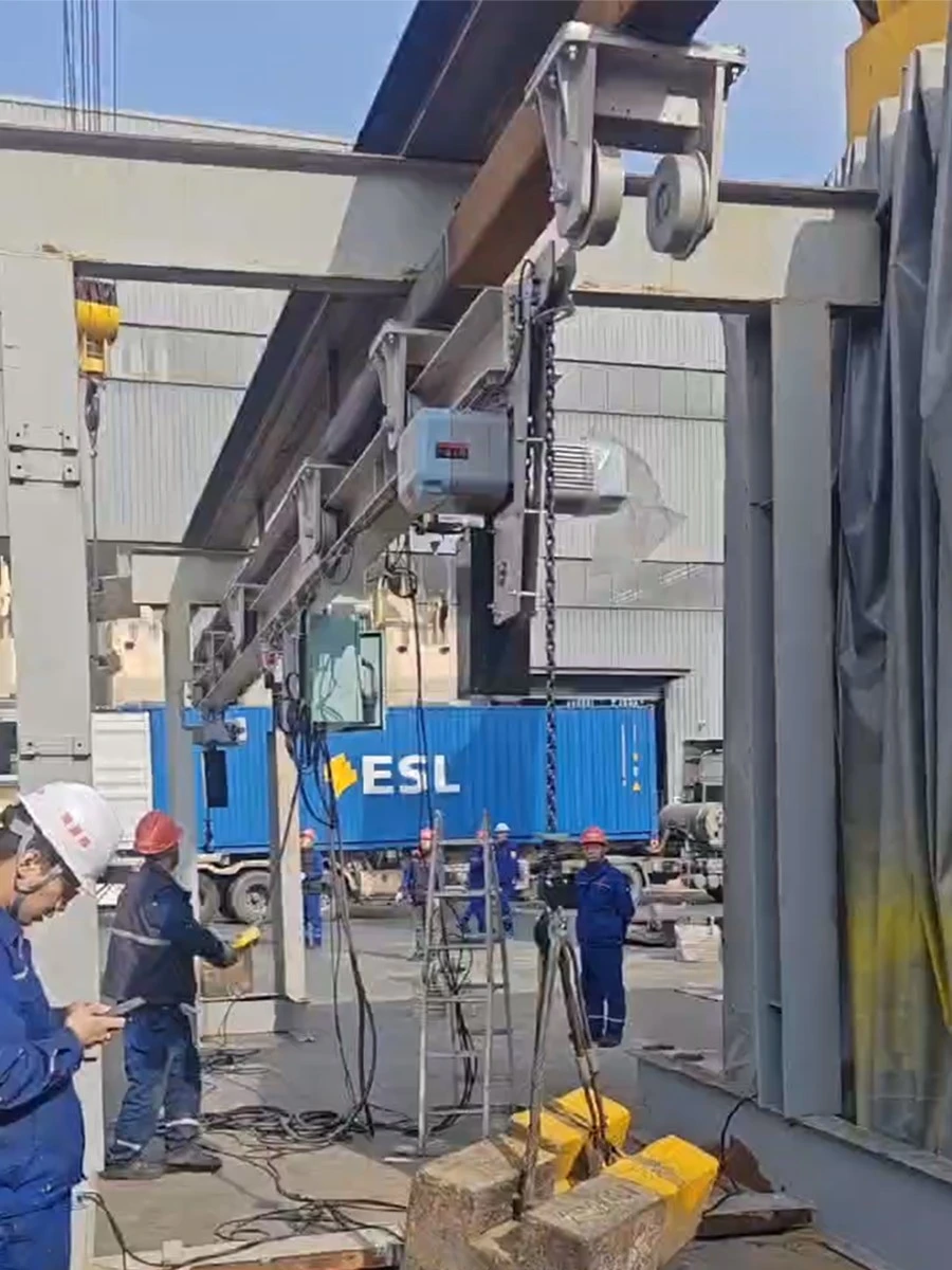 The monorail overhead crane is undergoing an overload test. The monorail overhead crane is undergoing an overload test.